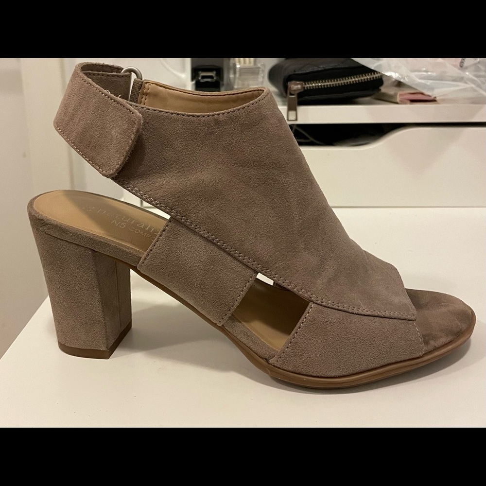 Women Heels brownish beige suede Naturalizer brand